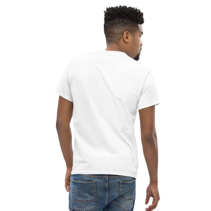 Rückansicht vom Klassisches Herren-T-Shirt N°0 in Weiß, getragen von einem Mann, aus 100 % Baumwolle, ideal für trendige Lagenlooks.