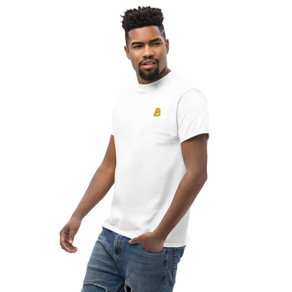 Man wearing Klassisches Herren-T-Shirt N°0, white color, 100% cotton, casual style, with yellow logo, ideal for layering looks.