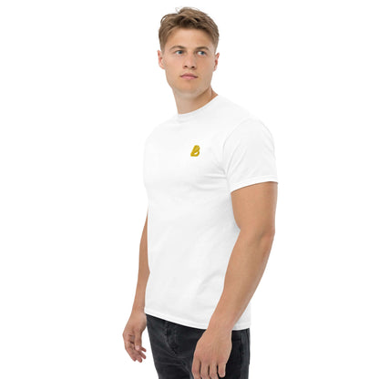 Klassisches Herren-T-Shirt N°0 aus 100% Baumwolle, stilvoll präsentiert, ideal für Lagenlooks, Modell in weißem T-Shirt, strukturiert und angesagt.