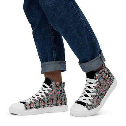 Trendy High-Top Leinenschuhe für Herren N°0 mit buntem Design, getragen mit hochgekrempelten Jeans für einen stilvollen Look.