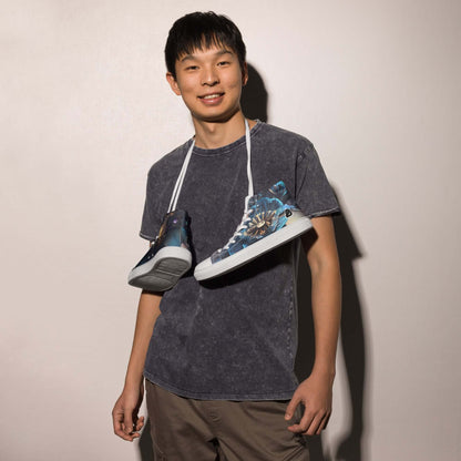 Model wearing High-Top Leinenschuhe für Herren N°2 around neck, showcasing trendy and handcrafted design.