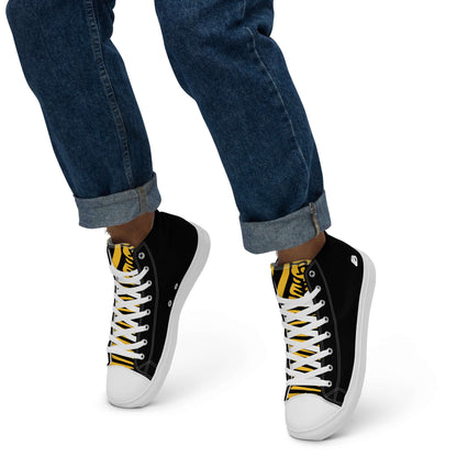 Person wearing stylish High-Top Leinenschuhe für Herren N°3, featuring breathable lining and cushioned collar in black and yellow.