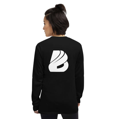 Person wearing Unisex-Langarmshirt N°0 with ribbed cuffs and classic fit, featuring a logo print on the back, ideal for cooler days.