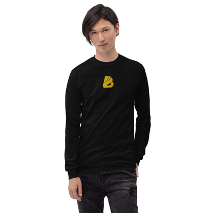 Model wearing Herren-Langarmshirt N°2, a classic fit black long sleeve shirt with ribbed cuffs and gold logo, ideal for cooler days.