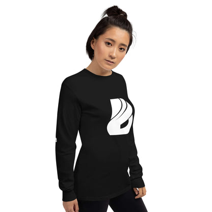 Woman wearing Unisex-Langarmshirt N°0, long sleeve shirt with ribbed cuffs, classic fit, perfect for cooler days. 100% Jersey cotton.