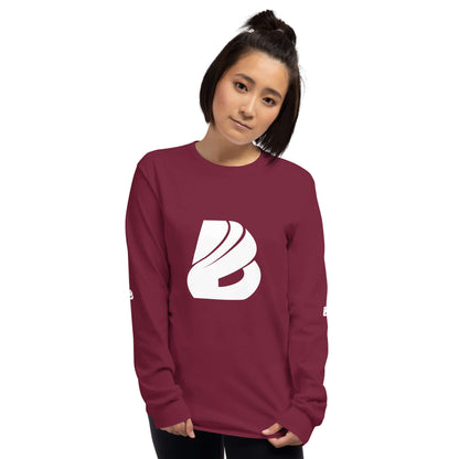Unisex-Langarmshirt N°0 in burgundy with ribbed cuffs and classic fit, ideal for cooler days, worn by model with logo design.