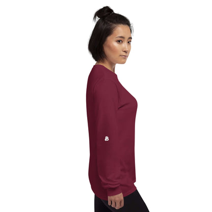 Side view of model wearing Unisex-Langarmshirt N°0 in maroon, featuring ribbed cuffs and classic fit for cooler days.