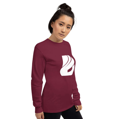 Model wearing Unisex-Langarmshirt N°0 with ribbed cuffs, classic fit, in maroon color featuring white logo print.
