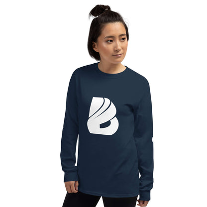 Woman wearing navy blue Unisex-Langarmshirt N°0 with white logo, featuring ribbed cuffs and a classic fit for cooler days.