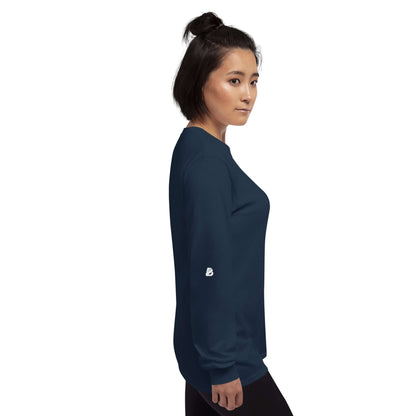 Model wearing Unisex-Langarmshirt N°0 in navy, showcasing ribbed cuffs and classic fit, ideal for cooler days.