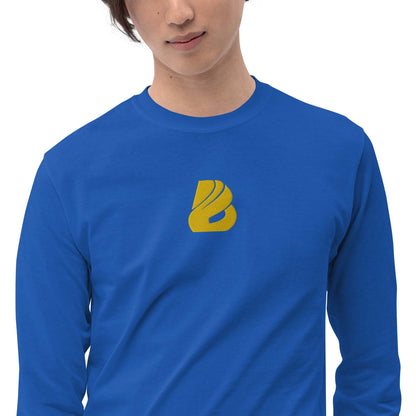Person wearing a blue Herren-Langarmshirt N°2 featuring a yellow geometric logo on the chest.