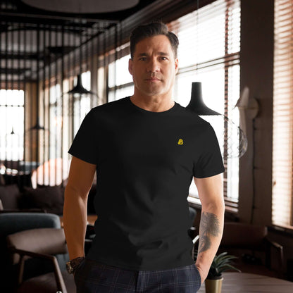 Mann trägt Herren-T-Shirt aus Premium-Baumwolle N°0 in moderner Café-Umgebung, klassischer Stil, weiche Baumwolle, lässiges Design