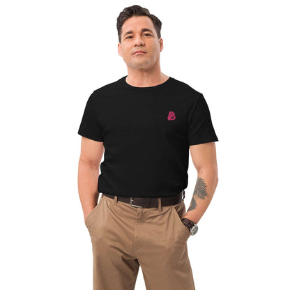 Mann trägt Herren-T-Shirt aus Premium-Baumwolle N°1 in Schwarz, klassische Passform, ideal für stilvolle und legere Outfits.