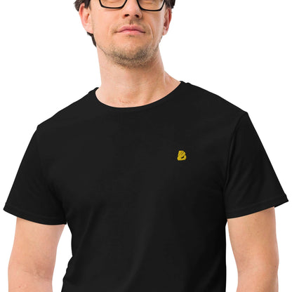 Mann trägt Herren-T-Shirt aus Premium-Baumwolle N°0, klassischer Regular Fit, Rundhalsausschnitt, schwarzes Design mit kleinem Logo.