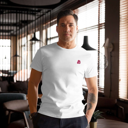 Mann trägt Herren-T-Shirt aus Premium-Baumwolle N°1 in einem stilvollen, modernen Raum.