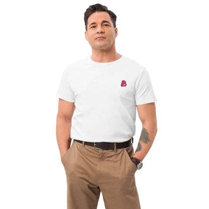 Mann trägt Herren-T-Shirt aus Premium-Baumwolle N°1 in Weiß mit klassischer Passform