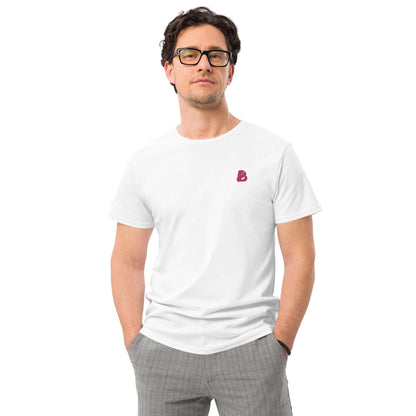 Mann trägt Herren-T-Shirt aus Premium-Baumwolle N°1 in Weiß, klassische Passform, luxuriöse und weiche Baumwolle.