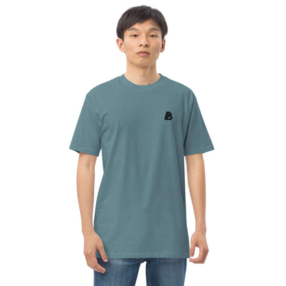 Man wearing Schweres Premium T-Shirt für Herren N°0 in teal, showcasing its stylish fit and soft, durable ring-spun cotton material.