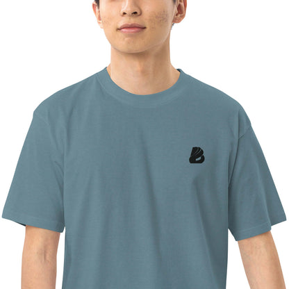 Man wearing Schweres Premium T-Shirt für Herren N°0, featuring a stylish and durable design with 100% ring-spun cotton.