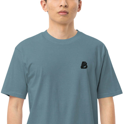 Schweres Premium T-Shirt für Herren N°0 in Blau, getragen von Modell, zeigt strukturierte Passform und weiches Material aus Baumwolle.