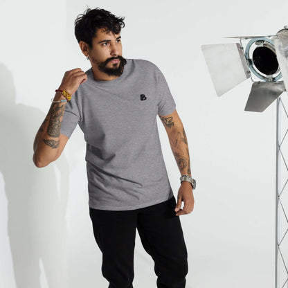 Mann trägt Schweres Premium T-Shirt für Herren N°0 in modernem Look.