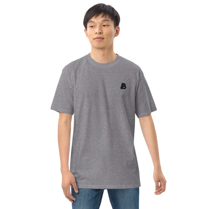 Mann trägt Schweres Premium T-Shirt für Herren N°0 in Grau, 100% ringgesponnene Baumwolle, lässige Passform, ideal für stilvolle Outfits.