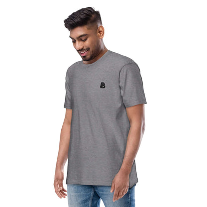 Man wearing Schweres Premium T-Shirt für Herren N°0 in grey, showcasing stylish fit and ring-spun cotton material.