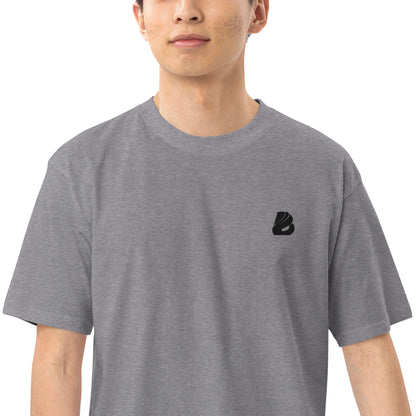 Model wearing Schweres Premium T-Shirt für Herren N°0 in grey, showcasing a stylish and durable cotton blend fabric.