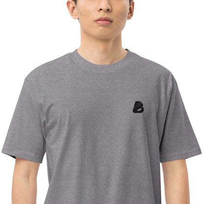 Model wearing Schweres Premium T-Shirt für Herren N°0 in grey with logo, showcasing its stylish fit and durable, soft cotton material.
