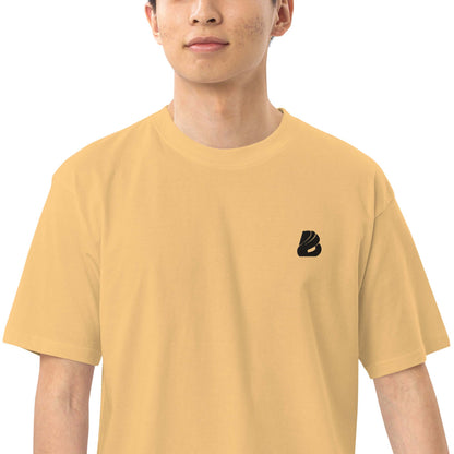 Schweres Premium T-Shirt für Herren N°0 in Gelb, Modell trägt lässig geschnittenes Tshirt aus hochwertiger Baumwolle, ideal für stilvolle Outfits.