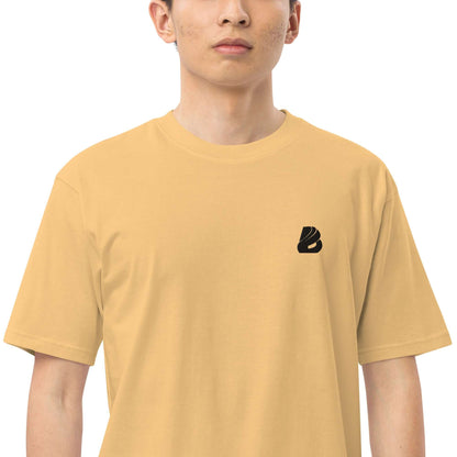 Schweres Premium T-Shirt für Herren N°0 mit stilvoller Passform, aus 100% ringgesponnener Baumwolle, Modell am Körper, beige Farbe.