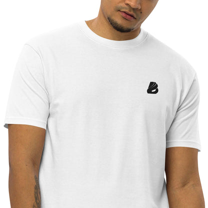 Mann trägt Schweres Premium T-Shirt für Herren N°0 in Weiß, strukturierte Passform aus 100% ringgesponnener Baumwolle.