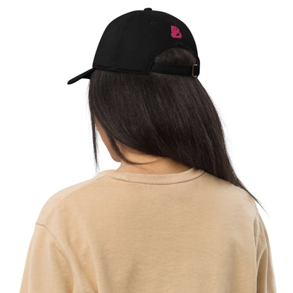 Woman wearing a Bio-Dad Hat N°0, made from 100% organic cotton, showcasing an eco-friendly and stylish design.