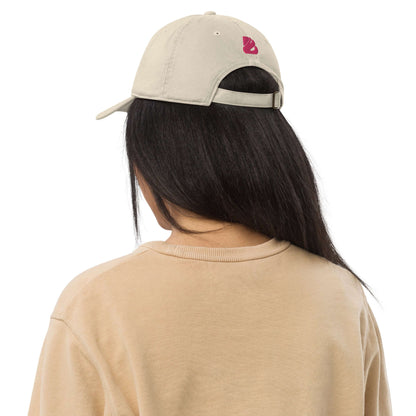 Rear view of a person wearing a beige Bio-Dad Hat N°0 made from 100% organic cotton, showcasing sustainable fashion.