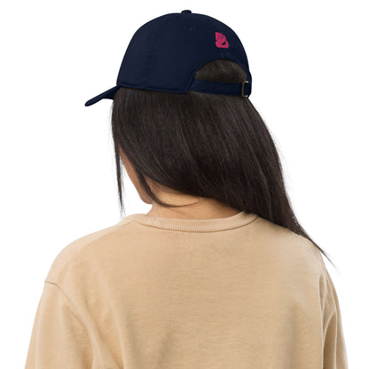 Person wearing Bio-Dad Hat N°0 made from 100% organic cotton, showcasing rear view and adjustable strap in sustainable fashion.