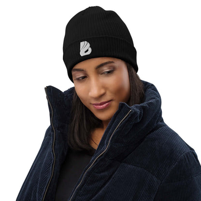 Person wearing Gerippte Bio-Beanie N°0, a stylish and eco-friendly organic cotton beanie with ribbed design, ideal for indoor and outdoor use.
