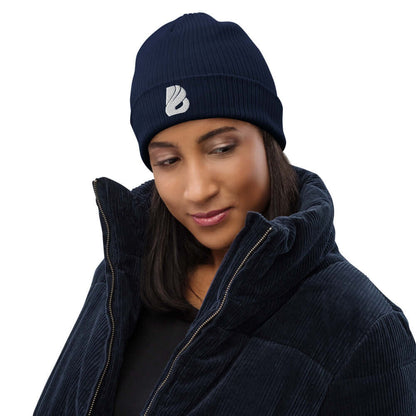 Woman wearing Gerippte Bio-Beanie N°0, stylish and eco-friendly, made from 100% organic cotton, showcasing ribbed design and breathable fabric.