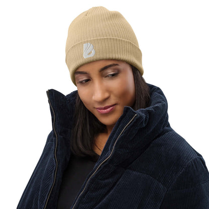 Frau trägt schicke Gerippte Bio-Beanie N°0 aus organischer Baumwolle, geeignet für drinnen und draußen.
