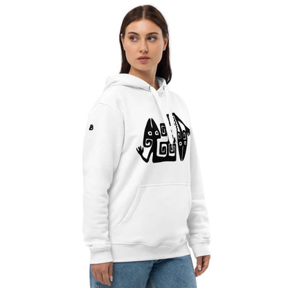 Frau trägt Hochwertiger Öko Kapuzenpullover N°1 in Weiß mit grafischem Design, Bio-Baumwolle und recyceltem Polyester.
