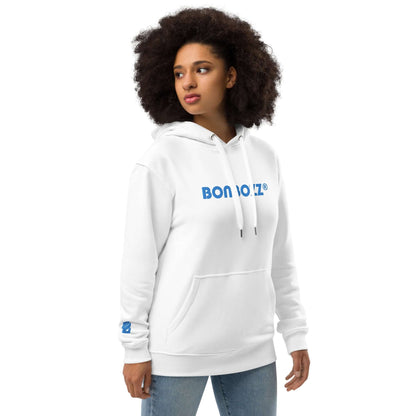 Model wearing Hochwertiger Öko Kapuzenpullover N°7 in white with front pocket and hood, made from organic cotton and recycled materials.