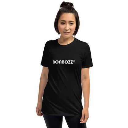 Kurzärmeliges Unisex-T-Shirt N°0 in Schwarz mit Bonbozz-Logo, getragen von Frau