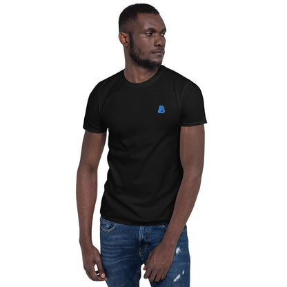 Model wearing Kurzärmeliges Unisex-T-Shirt N°6 in black with blue logo, showcasing its fit and design.