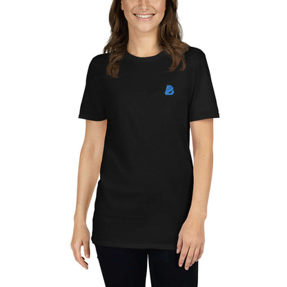 Kurzärmeliges Unisex-T-Shirt N°6 in Schwarz mit blauem Logo, aus schwerer Baumwolle, robust und bequem, Modell präsentiert das Design