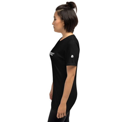 Kurzärmeliges Unisex-T-Shirt N°0 in schwarzer Farbe, Seitenansicht getragen von einer Person, zeigt langlebige Nähte und bequemen Sitz.