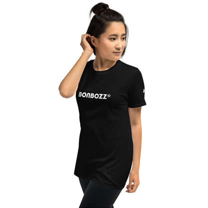 Kurzärmeliges Unisex-T-Shirt N°0 in Schwarz, getragen von einer Person, zeigt Komfort und Stil.