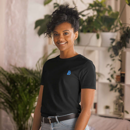 Kurzärmeliges Unisex-T-Shirt N°6 in Schwarz, getragen von lächelnder Person, aus dicker, weicher Baumwolle für Komfort und Haltbarkeit.