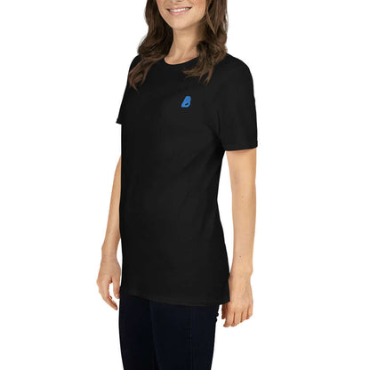 Kurzärmeliges Unisex-T-Shirt N°6 in black, made from thick but soft cotton for durability and comfort, featuring double stitching.