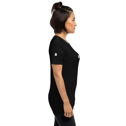Seitenansicht eines Modells im Kurzärmeliges Unisex-T-Shirt N°0 in Schwarz, zeigt Passform und doppelte Nähte an Ausschnitt und Ärmeln.