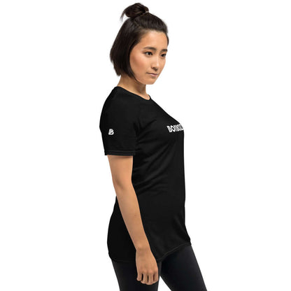 Kurzärmeliges Unisex-T-Shirt N°0 aus weicher Baumwolle, schwarzes Design, getragen von Person, Seitenansicht