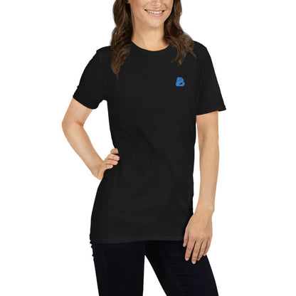 Kurzärmeliges Unisex-T-Shirt N°6 in Schwarz, Modell trägt bequemes, haltbares T-Shirt aus ringgesponnener Baumwolle